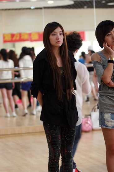 杭州人气快女王家珧低调现身排舞不理退赛传闻