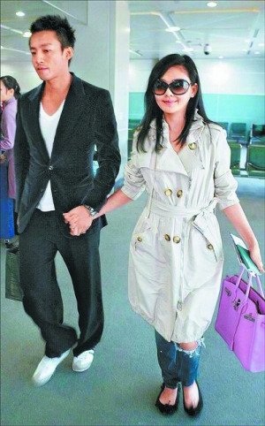 大s汪小菲3月20日办婚宴 十指紧扣甜蜜离台(图)