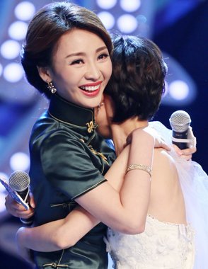 柳岩墨绿旗袍当伴娘