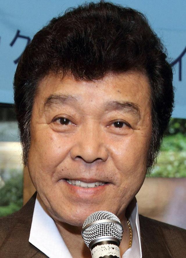 日本老年男歌手图片