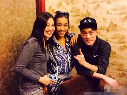刘镇伟吉克隽逸表情神同步 露"八颗牙微笑"