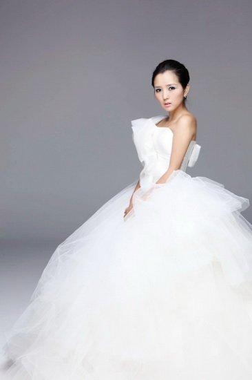 华谊音乐重金签约何洁 新歌《我多么怀念》首播