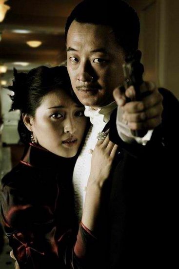 黄海波荧幕女人缘热涨 年末"苦恋"又"谈情"