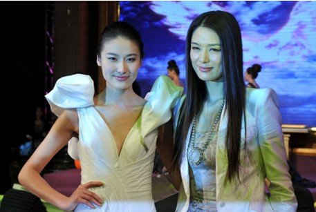 由新生代超模王诗晴担任压轴的马艳丽高级定制礼服风云秀让奢享盛典