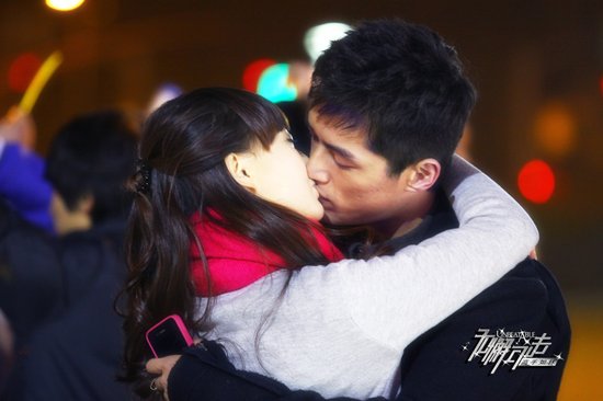 戚薇和邱泽吻戏戚薇主演而戚薇则是饰演一个"每天出