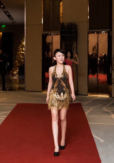 周诗雅晒爆乳黑金装 性感女神黑金装闪耀全场