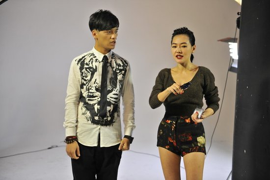 [电视新闻]小s为"梦之声"学员上课 赞央吉玛眼神太迷人