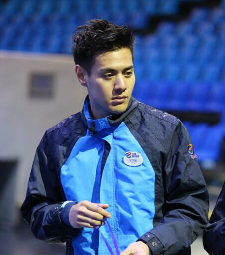 杜天皓遭白鲸整蛊湿身 频繁"被喷"遭遇下马威