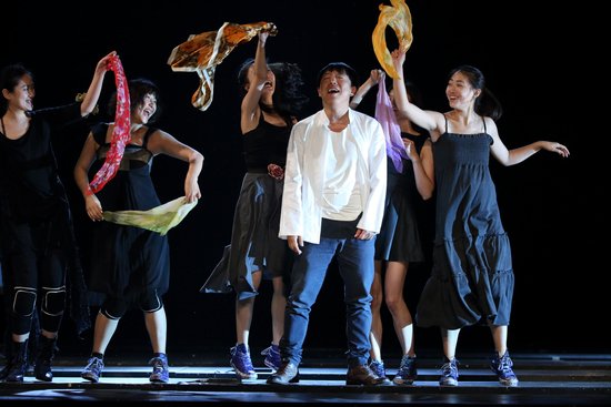 黄渤眼部受伤不下舞台 《活着》北京完美谢幕