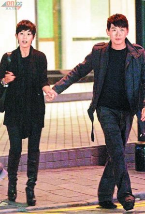 但随着梁靖琪拖着身高183厘米的真命天子黄敏豪现身后,绯闻即烟消云散