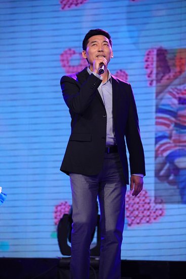 严肃,有些父亲温柔,有些父亲桃花不断;康文胜就是一个要对女儿说"宝贝