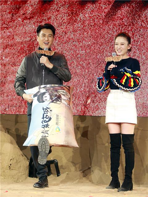 靳东陈乔恩互赠礼 《鬼吹灯》发布会变沙漠ktv