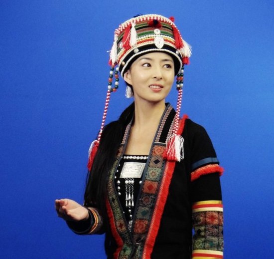 杨紫彤连夜为茶颂宣传获赞最美民族格格