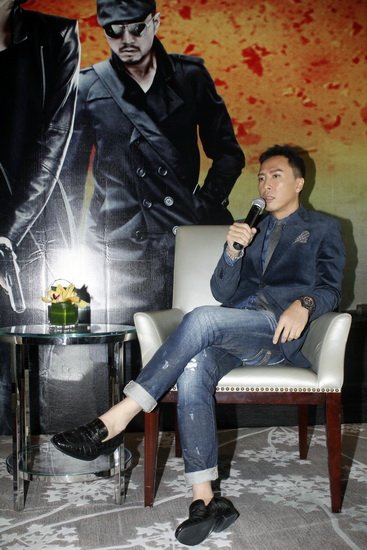 《特殊身份》剧组昨日来到上海宣传,霍耀良导演携主演甄子丹,景甜悉数
