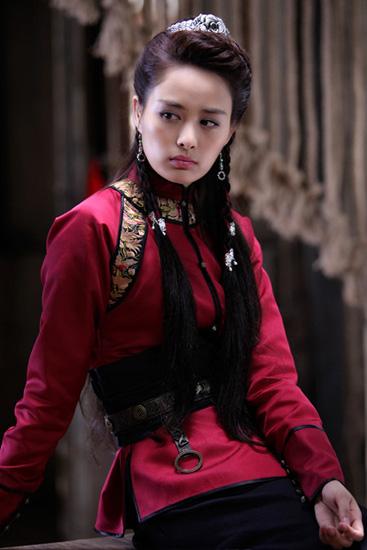 胡桑等联合主演的年代传奇大戏《花红花火》正在上海电视剧频道和山东