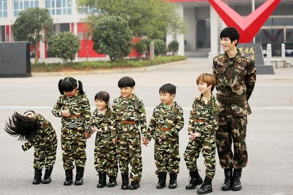 综艺动态《一年级》陈学冬登101米云梯 萌娃担心齐飙泪