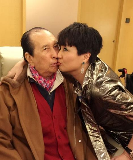 赌王三太罕见现身 网友:阔太似广场舞大妈