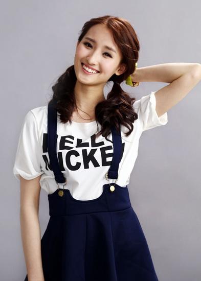 拍摄的青春校园科幻剧《你好外星人》中,韩国男神辉灿演男一号韩枫