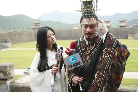 《古今大战秦俑情》片场电影导演陈嘉上的电视剧处女作,由浙江影视