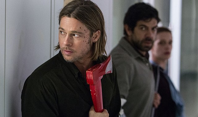 《末日之战》曝剧照 皮特手执斧头保家战僵尸