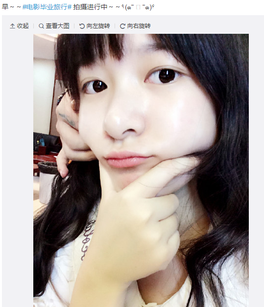 徐娇晒新片造型 穿粉色制服娇俏可爱