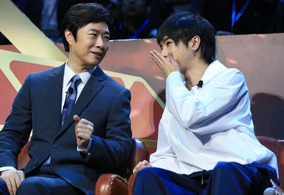 华晨宇遇上段子王费玉清 最萌年龄差惺惺相惜