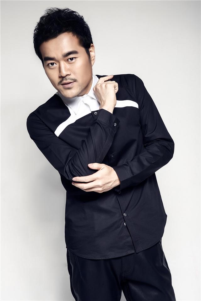 胡大亮2015励志歌曲《小草》唱响华语乐坛