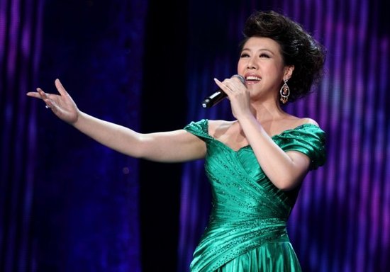 王喆登台"青年歌唱家"演唱会 百花芬芳献给党