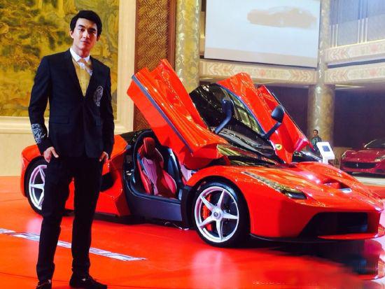 林更新与法拉利跑车合影 自称屌丝患有穷癌