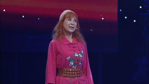 中国首个导盲犬培训基地培养出的"明星导盲犬"珍妮,与盲人调音师陈燕