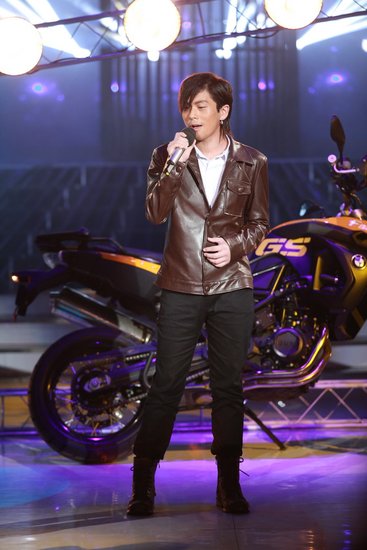 了全场最高分的瞿颖,在今晚的比赛中将"反串"化身为大陆摇滚教父崔健