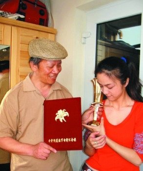汤唯气质出众令老师难忘 与父亲合照曝光