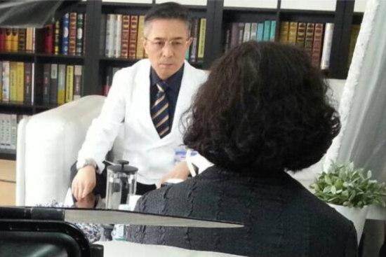 谁人之过,将心比心",有观众称郑玉饰演的裘院长是