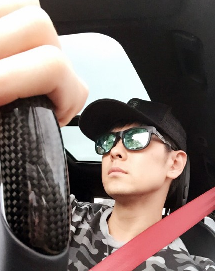 林志颖雨中开车不忘自拍 网友:仰拍也帅没天理