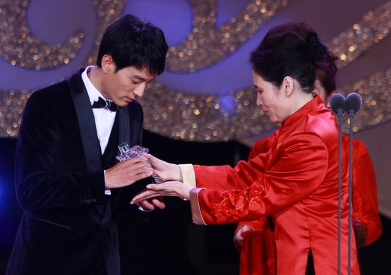 李光洁荣膺华鼎奖最佳男演员 偶像气质俘获人心