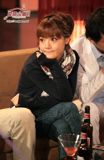 《爱情公寓2》首播 邓家佳演绎"小侠女"风范