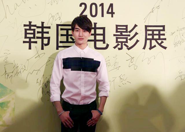 谭咏麟"爱将"李柏霄亮相中韩电影节引瞩目