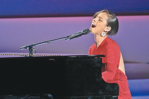 而负责压轴唱美国国歌的碧昂斯演出大获赞赏!