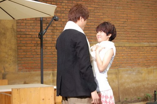 郁可唯与"男友"秀恩爱 变温柔女生过足自拍瘾