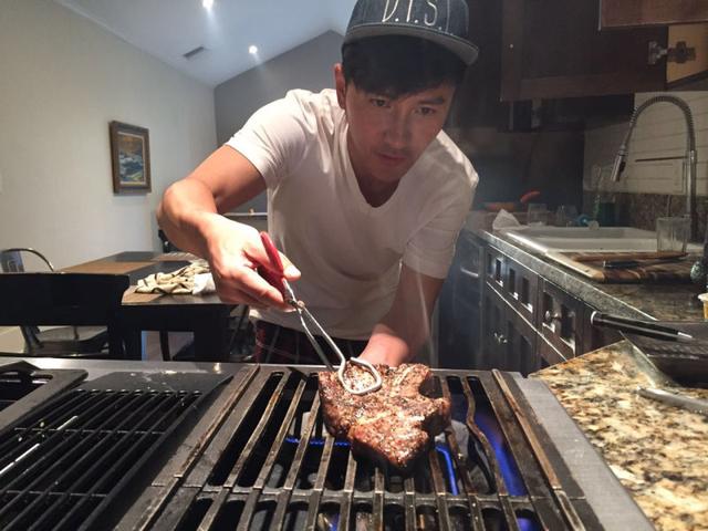 刘恩佑赴美游学 练英文秀厨艺大展暖男魅力