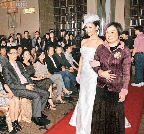 郑欣宜"出嫁"没通知爸爸 披婚纱视签约如结婚