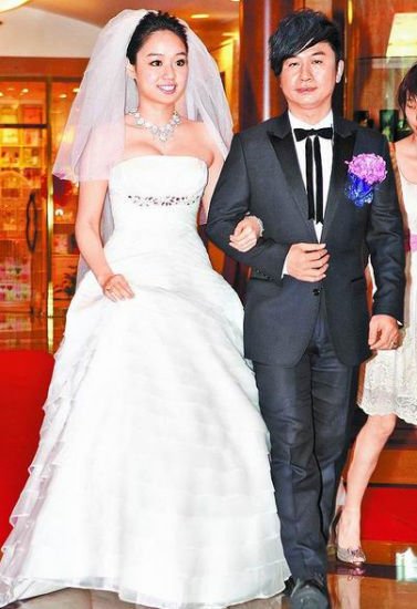 45岁黄舒骏迎娶21岁娇妻 摆婚宴豪掷33万