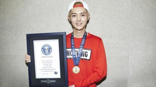 据说粉丝们的下一个目标是19900420,也就是鹿晗的生日.