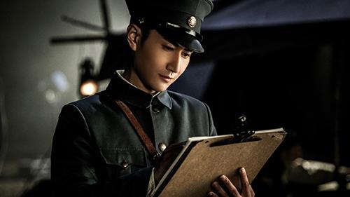 《爱人同志》收视登顶 何明翰战地撩妹甜蜜暴击