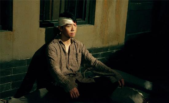 俞灏明《暴雨将至》惨被虐 酷暑拍摄被赞敬业