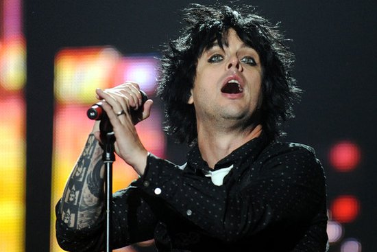 2月14日,美国著名流行朋克乐队greenday主唱billiejoearmstrong(比利