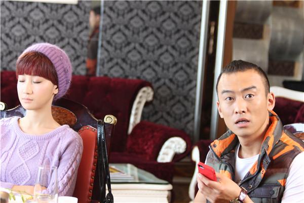 郑奇《欢喜冤家》扮酷耍宝 与剧组厦门过大年