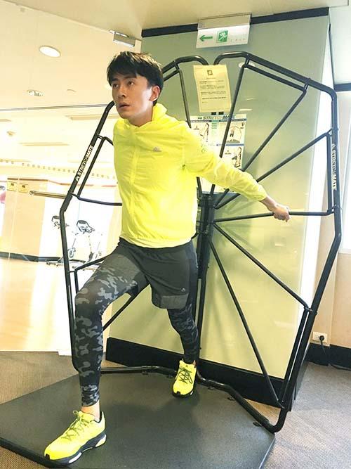 冬天更要多运动,大家动起来!"照片中,郑元畅身穿运动.