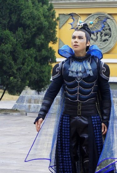 上演完结篇,随着该剧的热播,青年演员丁汇宇饰演的"蝙蝠精"萧风,在剧