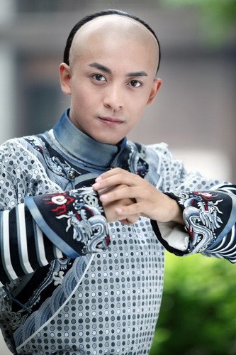 新版尔康惹人爱 李佳航自称"黑马"不敢当王子
